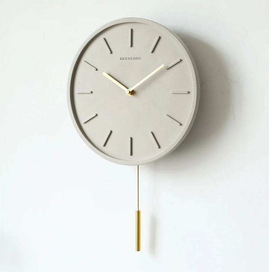 CALORA_ Nordave | Scandinavische Cement Wandklok met Stijlvolle Metalen Pendel