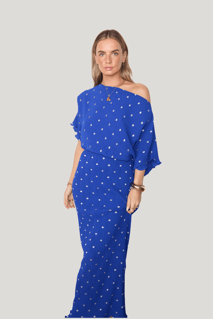 CALORA_ Off Shoulder Plissé Maxi Jurk Kobaltblauw Zilveren Stippen