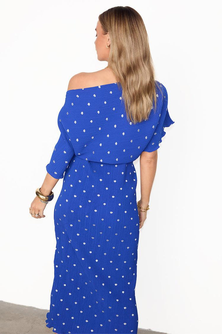 CALORA_ Off Shoulder Plissé Maxi Jurk Kobaltblauw Zilveren Stippen