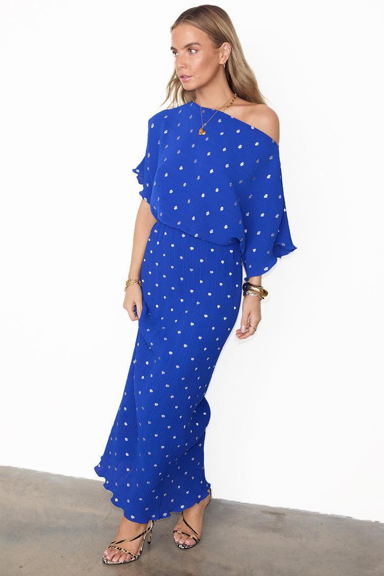 CALORA_ Off Shoulder Plissé Maxi Jurk Kobaltblauw Zilveren Stippen