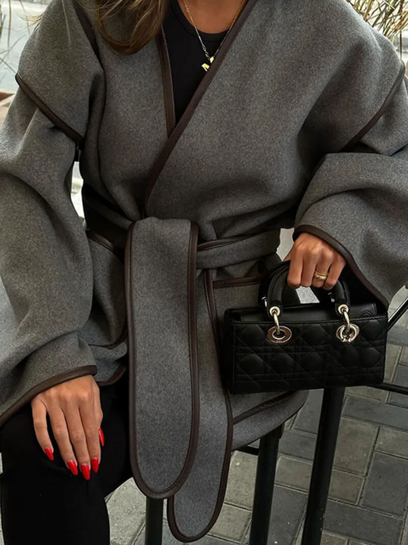 CALORA_ Oversized Jas met Riem Taille en V-hals