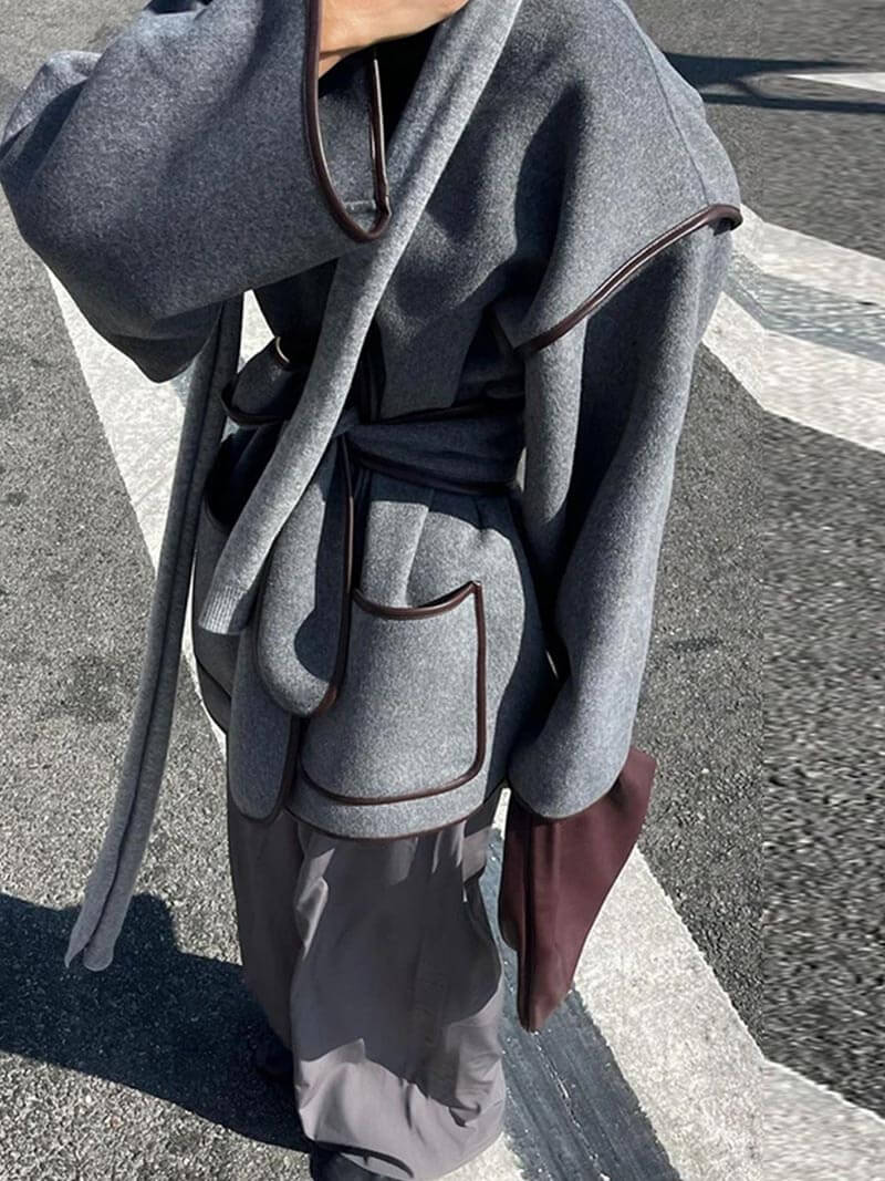 CALORA_ Oversized Jas met Riem Taille en V-hals