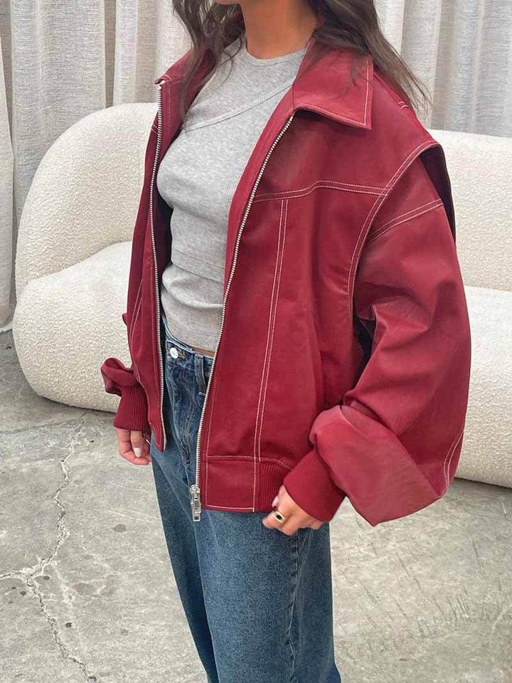 CALORA_ Oversized Vegan Leren Bomberjack in Rood met Witte Stiksels