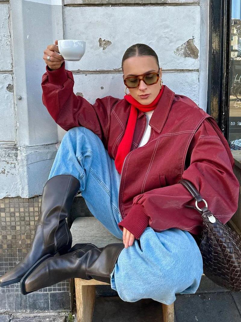 CALORA_ Oversized Vegan Leren Bomberjack in Rood met Witte Stiksels