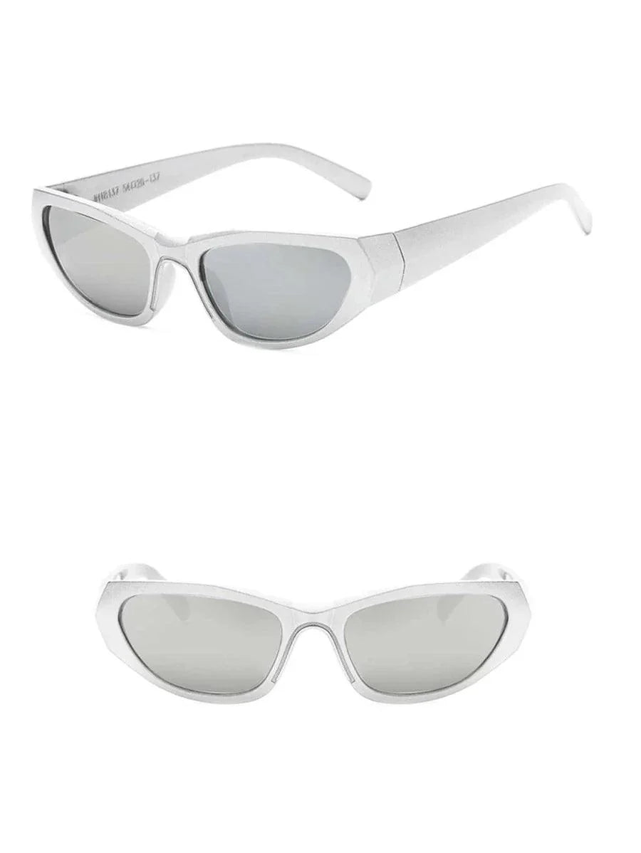 CALORA_ Retro-Futuristische Zonnebril met Zilveren Swift en Getinte Lenzen