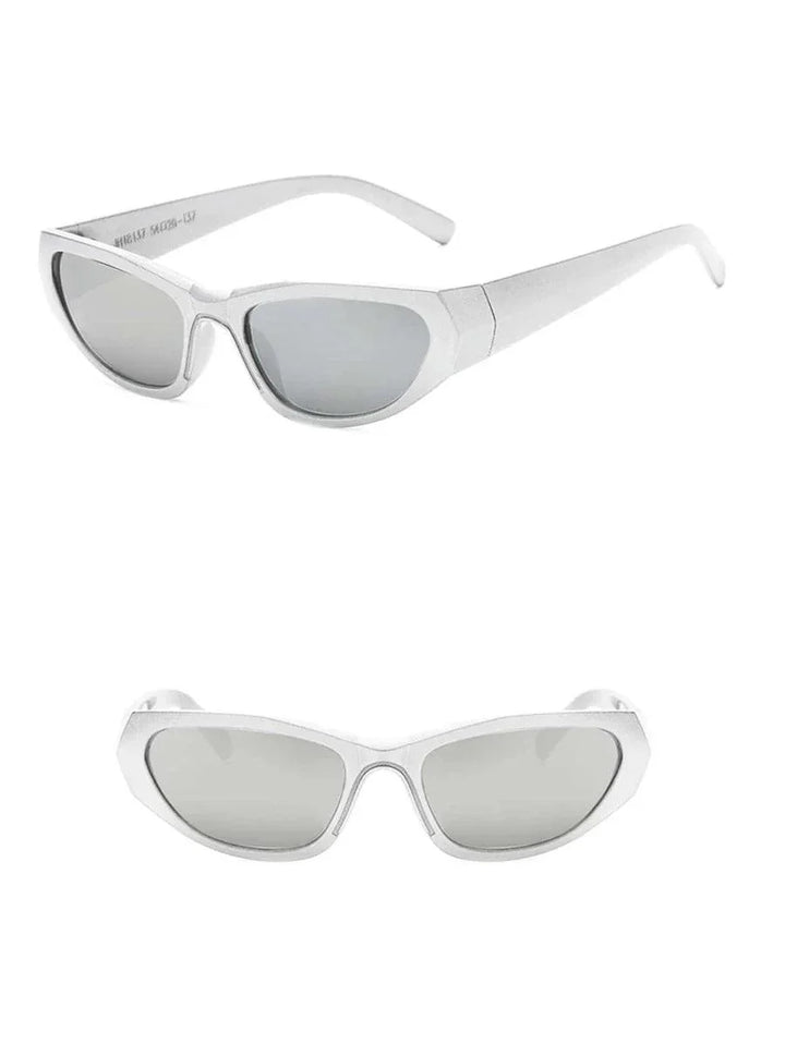 CALORA_ Retro-Futuristische Zonnebril met Zilveren Swift en Getinte Lenzen