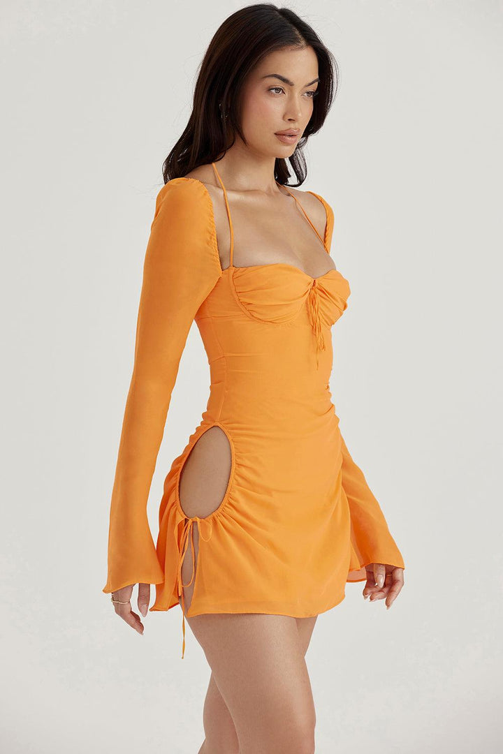 CALORA_ Serena | Halter mini jurk van chiffon met elegante uitsnijding