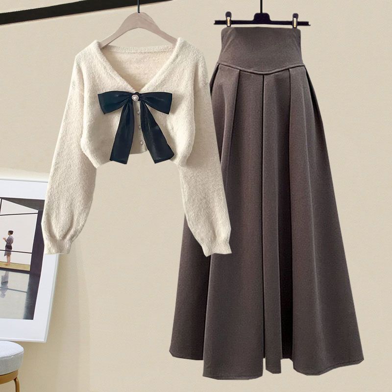 CALORA_ Set van gebreide trui en rok voor dames in een slim fit - tweedelige outfit