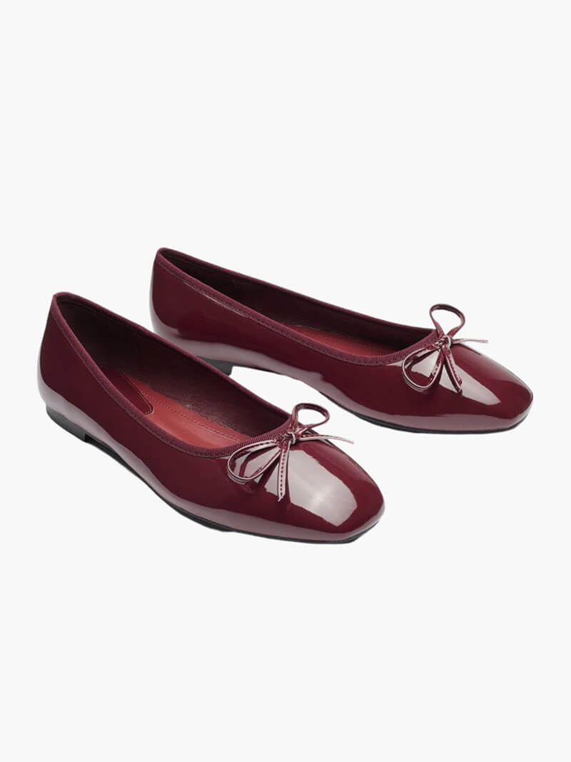 CALORA_ Vegan Ballerina's met Glanzend Leren Afwerking en Charmante Strik