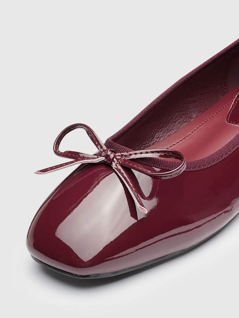 CALORA_ Vegan Ballerina's met Glanzend Leren Afwerking en Charmante Strik