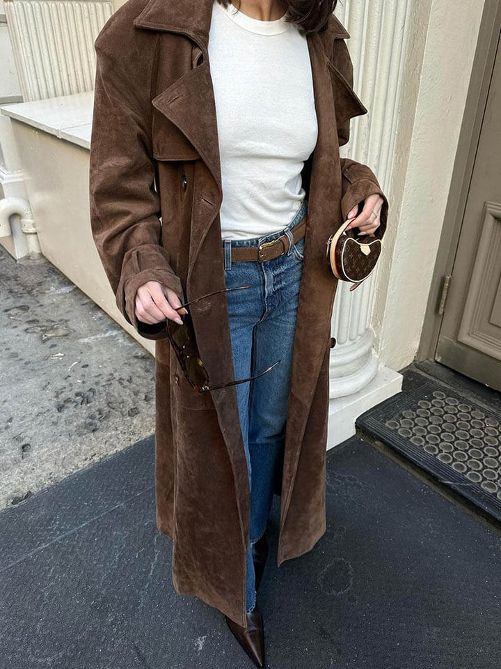 CALORA_ Vegan Suède Maxi Trenchcoat met Ceintuur en Vintage Chic Stijl