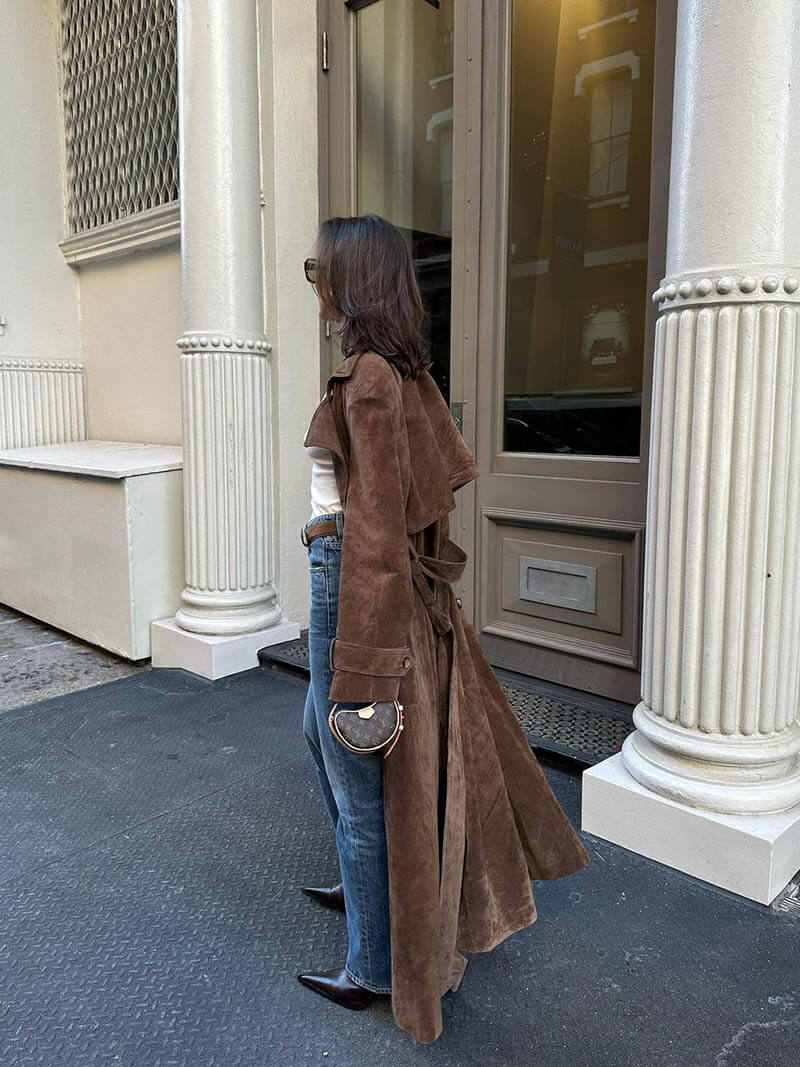CALORA_ Vegan Suède Maxi Trenchcoat met Ceintuur en Vintage Chic Stijl
