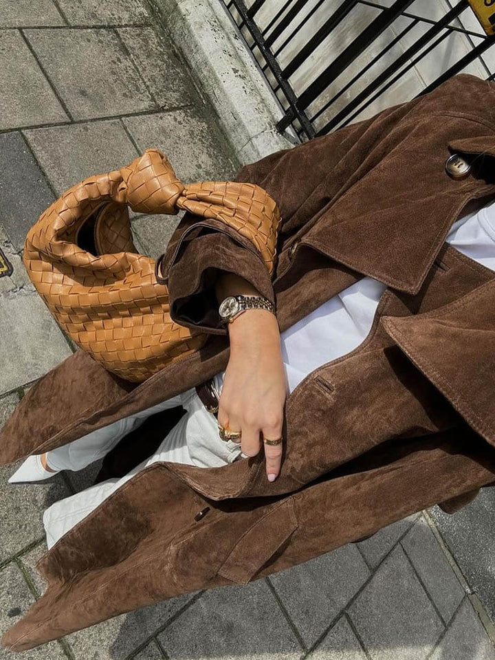 CALORA_ Vegan Suède Maxi Trenchcoat met Ceintuur en Vintage Chic Stijl