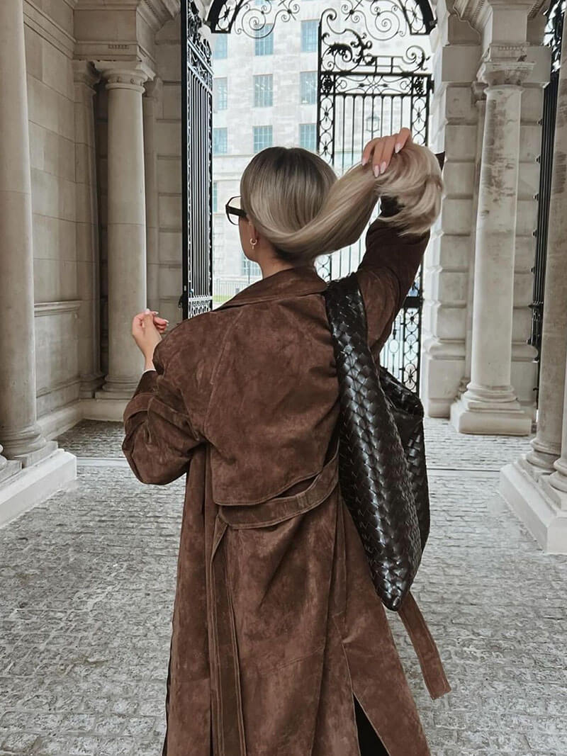 CALORA_ Vegan Suède Maxi Trenchcoat met Ceintuur en Vintage Chic Stijl