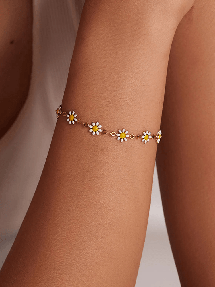 CALORA_ Witte Bloemen Armband Goud met Elegante Design en Gouden Afwerking