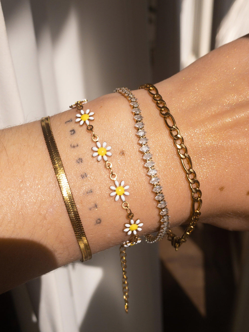 CALORA_ Witte Bloemen Armband Goud met Elegante Design en Gouden Afwerking
