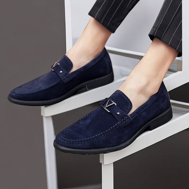 Bossélio | Stijlvolle Vegan Suède Loafers met Decoratieve Gesp