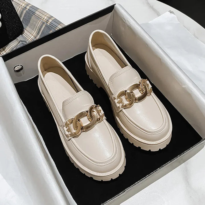 Chenalva | Classic Loafer met Kettingdetail