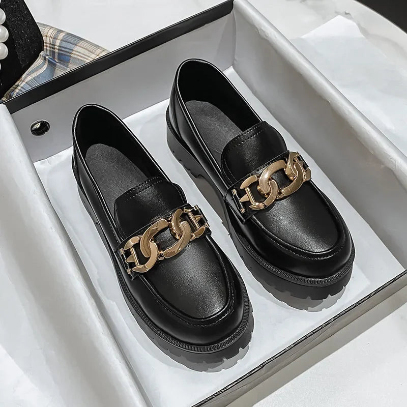 Chenalva | Classic Loafer met Kettingdetail