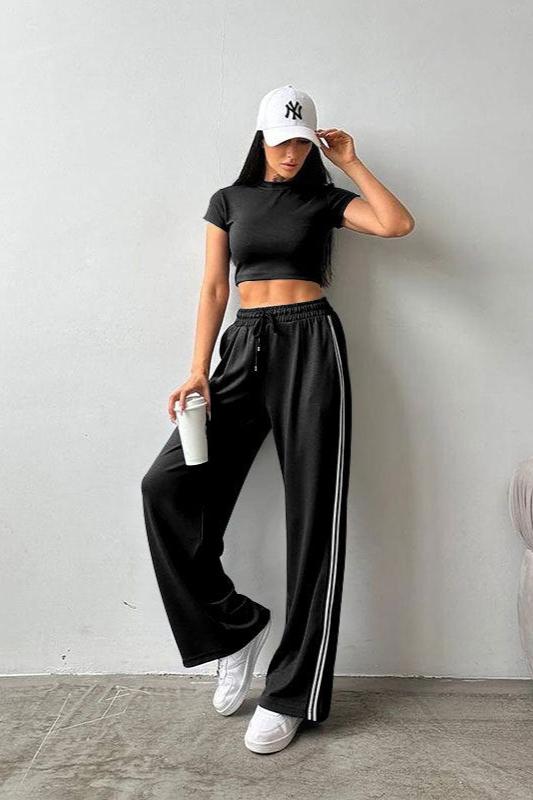 Sportieve set van korte mouwen crop top en broek