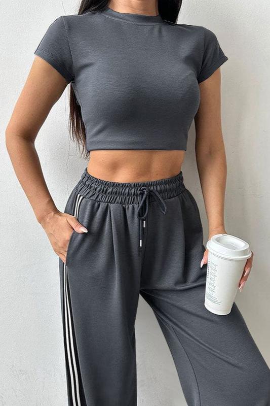 Sportieve set van korte mouwen crop top en broek