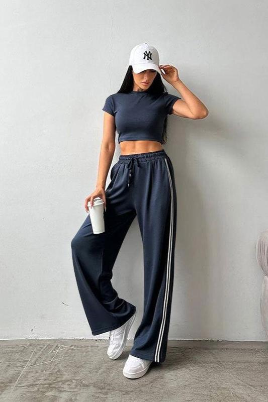 Sportieve set van korte mouwen crop top en broek