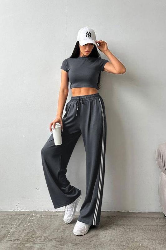 Sportieve set van korte mouwen crop top en broek