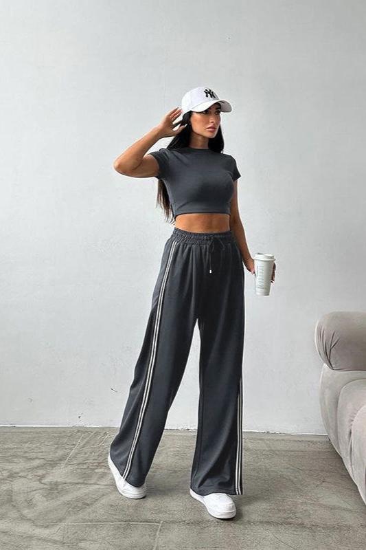 Sportieve set van korte mouwen crop top en broek