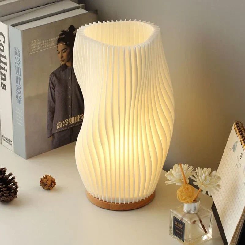 CALORA_ Pablité 'Serene Wavecrest'| Moderne Tafellamp met Golfvormige Shade