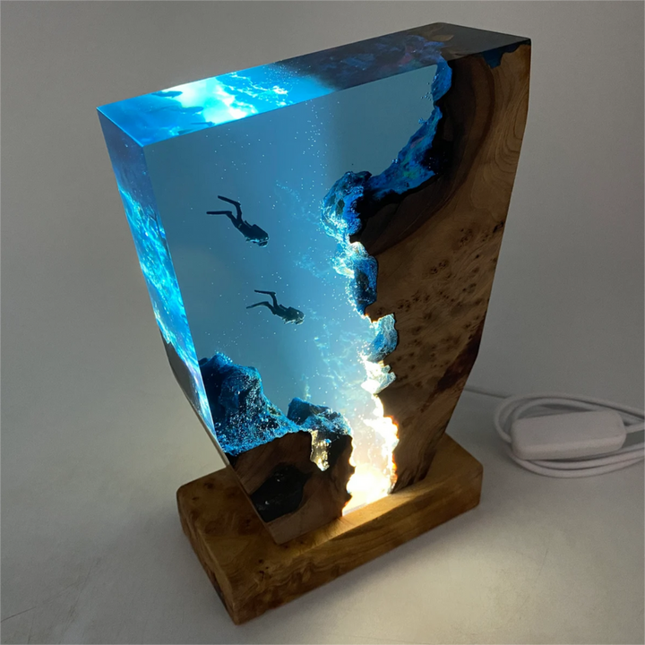 CALORA_ Lampada Subacqueo | Handgemaakte Epoxy Decoratielamp met Oceaanthema